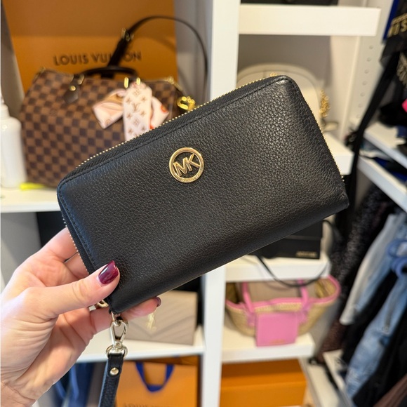 Michael Kors clutch black 🖤 - Picture 1 of 3